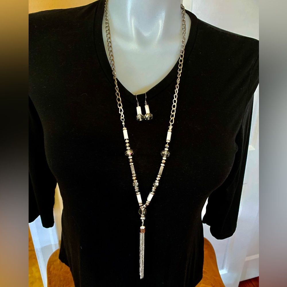 STUNNING SILVER BEADED NECKLACE W/EARRINGS❤️